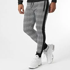 Le moins cher 🌟 Ensemble Jogging A Carreaux Avec Bandes 0020 Gris de LBO ⌛ -France LBO Soldes Boutique lbo 242562 FAB 1070574 0020 20210604T161845 04