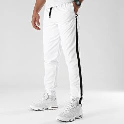 Le moins cher 👏 Pantalon Jogging A Bandes Noir 0024 Blanc de LBO 🧨 8 Le moins cher 👏 Pantalon Jogging A Bandes Noir 0024 Blanc de LBO 🧨 -France LBO Soldes Boutique lbo 287378 FAB LBO 10701336 0024 20211019T074258 03