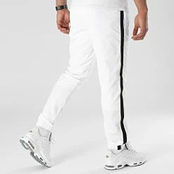 Le moins cher 👏 Pantalon Jogging A Bandes Noir 0024 Blanc de LBO 🧨 9 Le moins cher 👏 Pantalon Jogging A Bandes Noir 0024 Blanc de LBO 🧨 -France LBO Soldes Boutique lbo 287378 FAB LBO 10701336 0024 20211019T074259 04