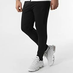 Acheter 🌟 Ensemble De Survêtement Training Avec Bande Mesh 0048 Blanc Noir de LBO 🤩 -France LBO Soldes Boutique lbo 291072 FAB LBO 10701336 0048 20220127T075203 04